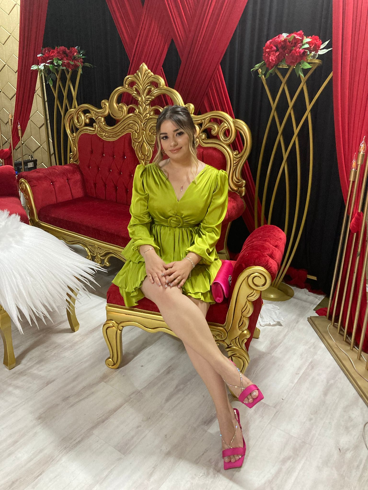 Fıstık yeşili saten beli pencere detay elbise