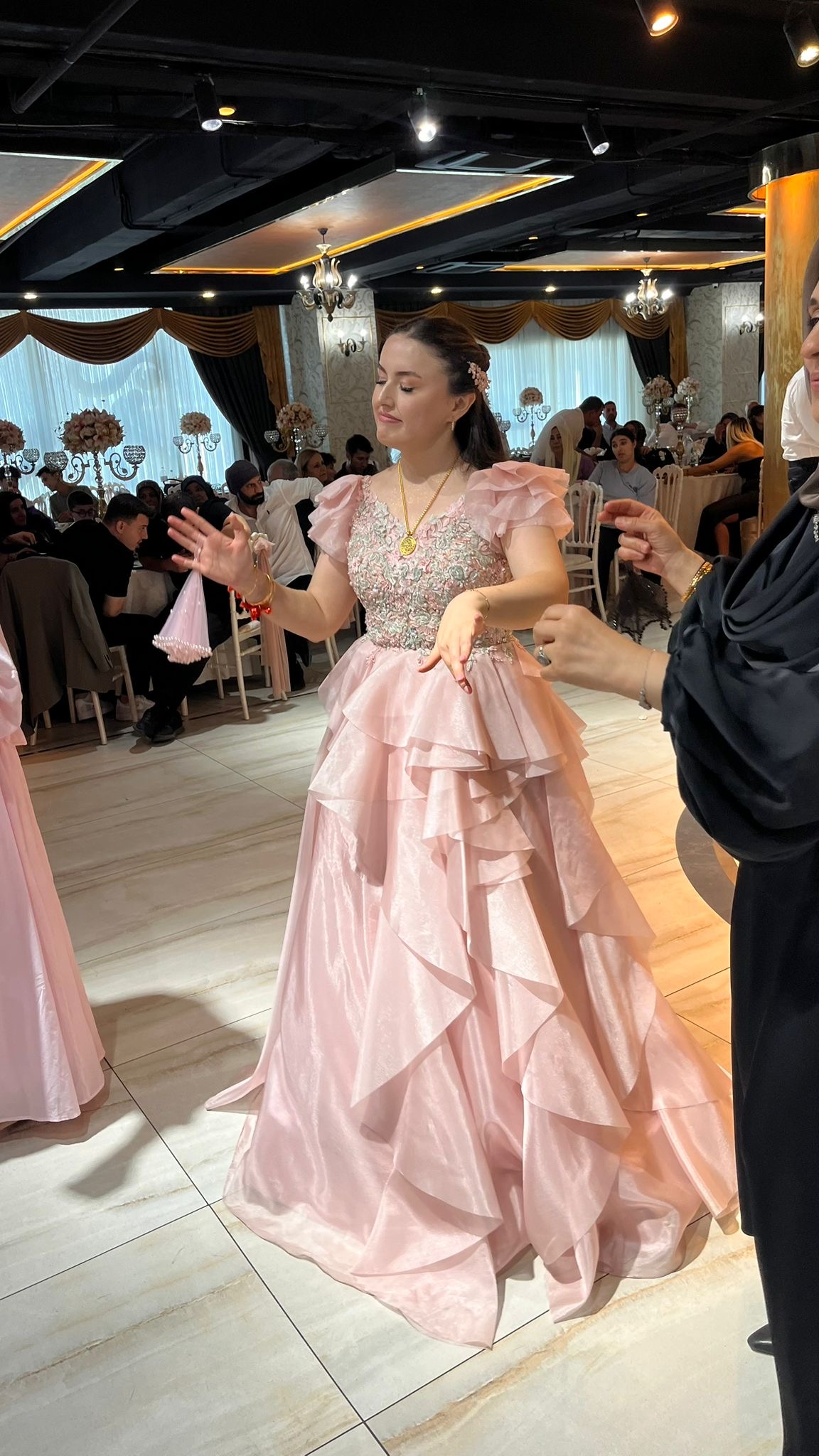 Toz pembe işlemeli organze katlı kollu abiye
