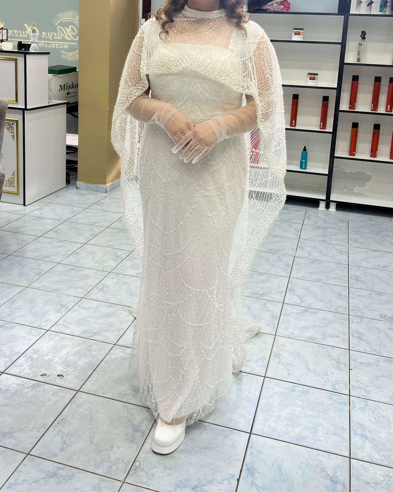 inci detaylı pelerinli beyaz nişan elbisesi