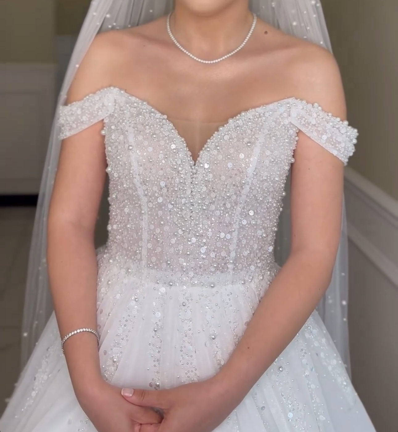 Kayık yaka incili gelinlik