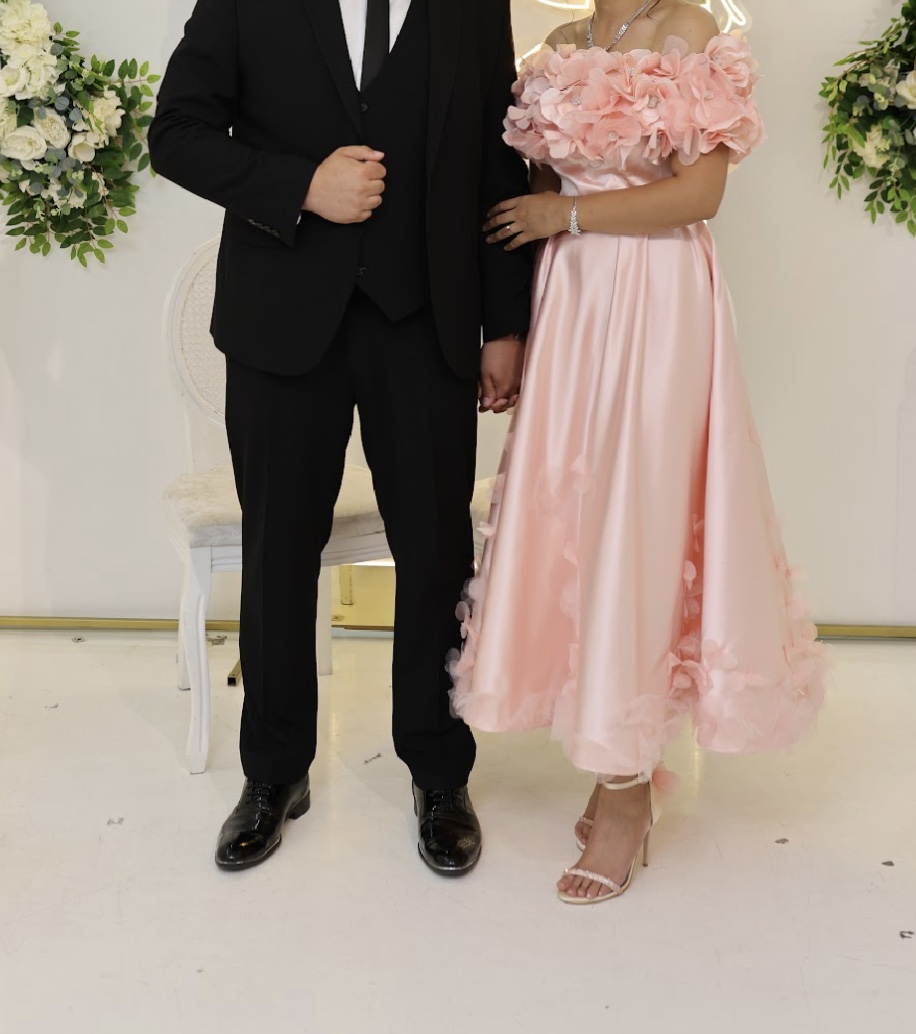 Yakası çiçek detaylı pembe abiye