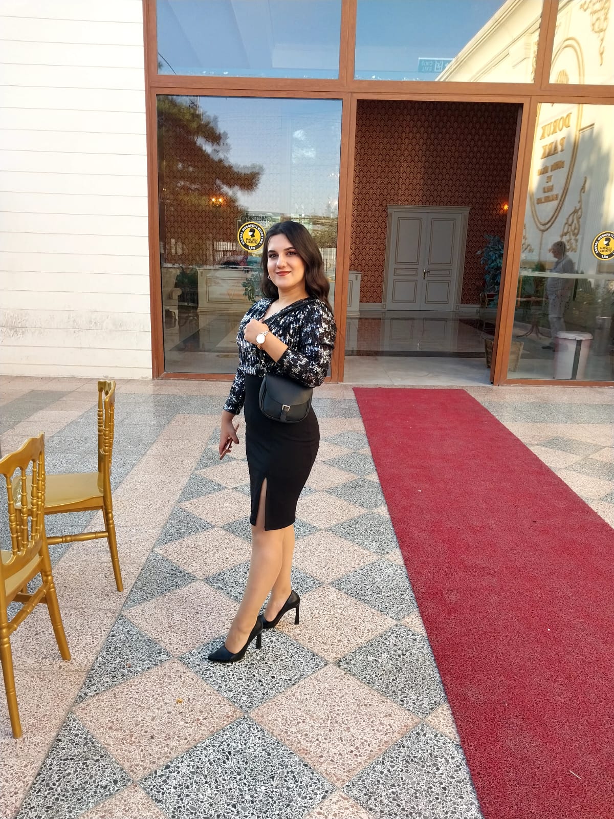 Siyah pullu şık bir yer için abiye elbise