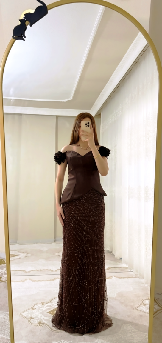 Kayık yaka çiçekli aplikeli uzun abiye 