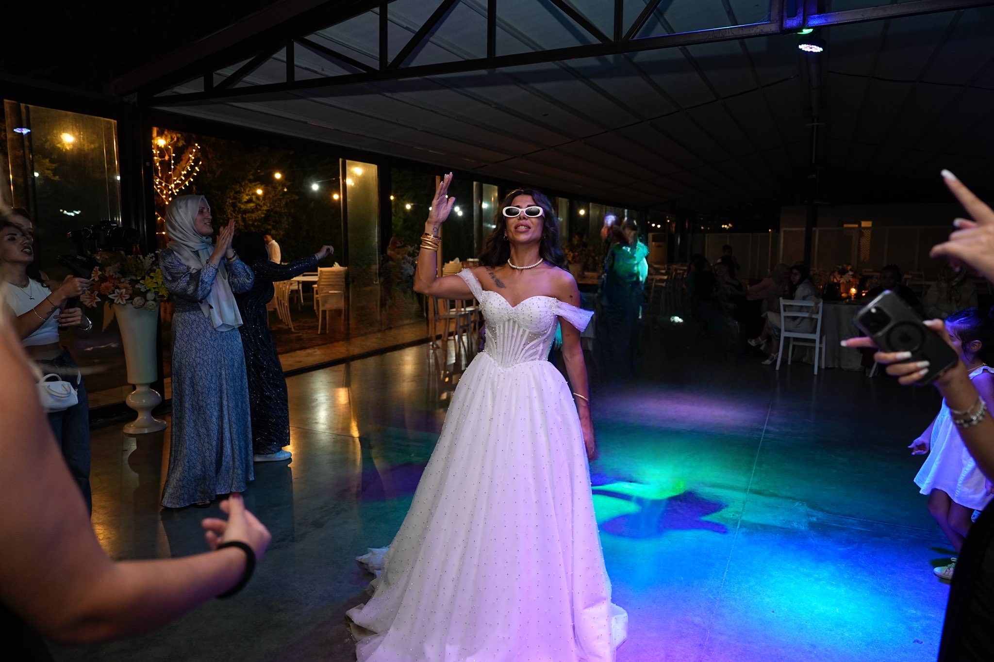 A KESİM HELEN GELİNLİK