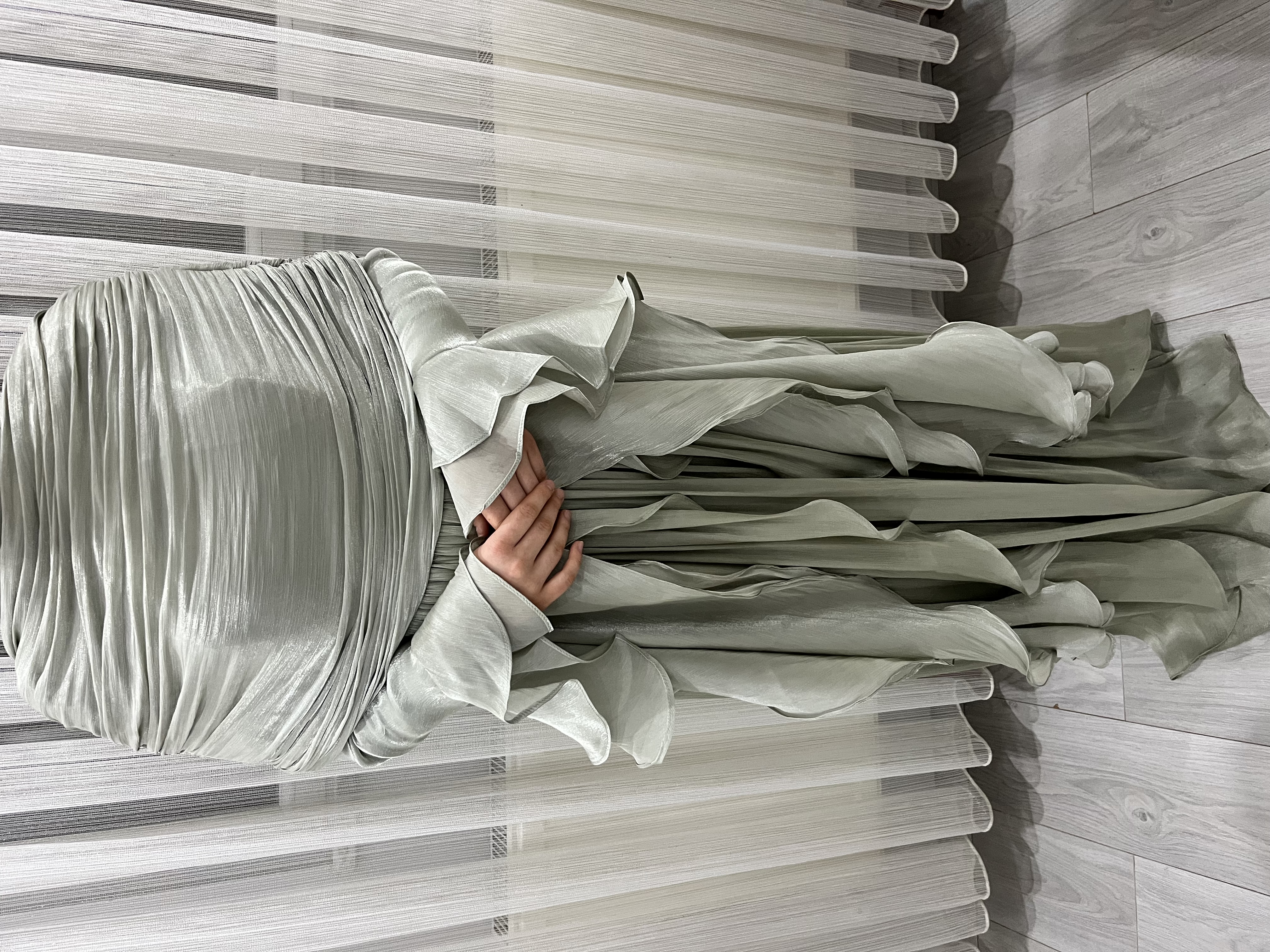 uzun kollu drapeli kolları fırfırlı abiye